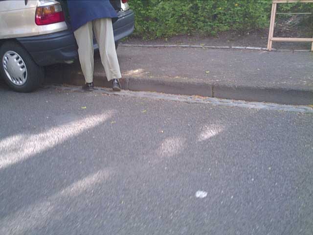 Eigentlich sollte hier zu sehen sein, wei die alte Dame ein Boot in ihrem Auto verstaut. Also so ein Boot mit Fernbedienung, um es auf dem Teich fahren zu lassen.